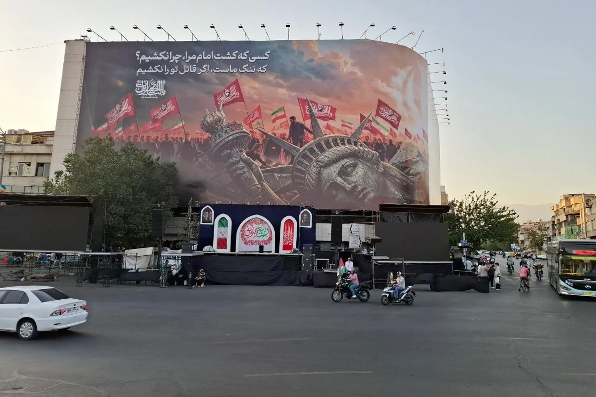 Tahran sokaklarında görsel savaş: Duvarlar meydan okuyor