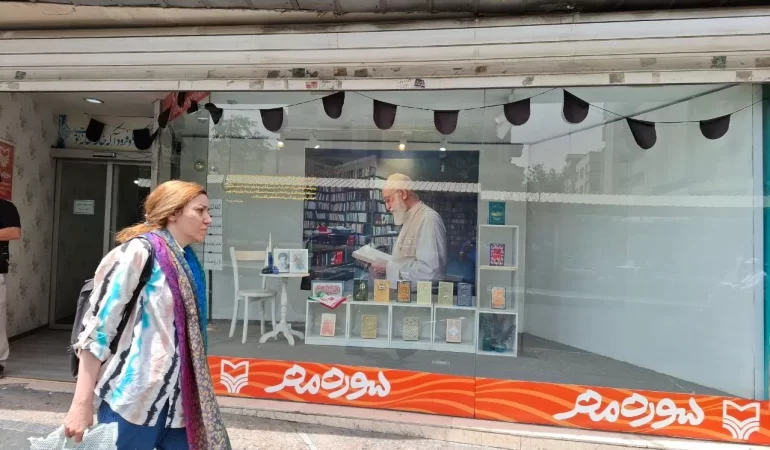 Tahran'da yastık altı dolar patlaması: Maaşlar eriyor!
