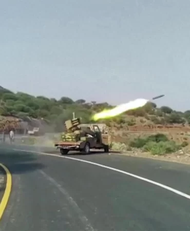 Yemen'de çatışmalar derinleşiyor: Husilerden Suudi hava üssüne saldırı