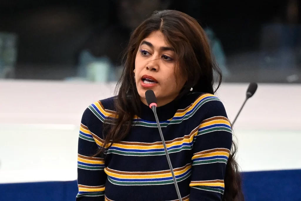 AP'de bayrak krizi: Rima Hassan İsrail bayrağını indirdi