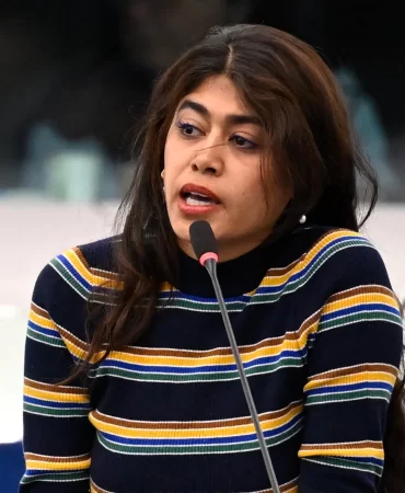 AP'de bayrak krizi: Rima Hassan İsrail bayrağını indirdi
