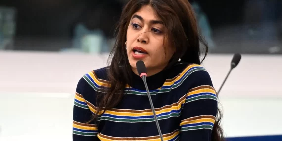 AP'de bayrak krizi: Rima Hassan İsrail bayrağını indirdi