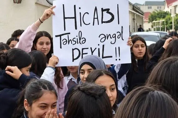 Bakü'de okullarda başörtüsü gerilimi: Öğrenciler ayaklandı