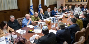 Haaretz yazarından kararsız seçmene: Netanyahu'nun yaptıklarını hatırlayın