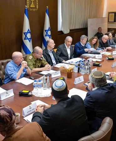 Haaretz yazarından kararsız seçmene: Netanyahu'nun yaptıklarını hatırlayın