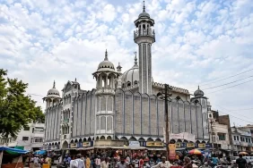 Hindistan'da tarihi cami krizi: Dozer girmesin diye elleriyle yıktılar!