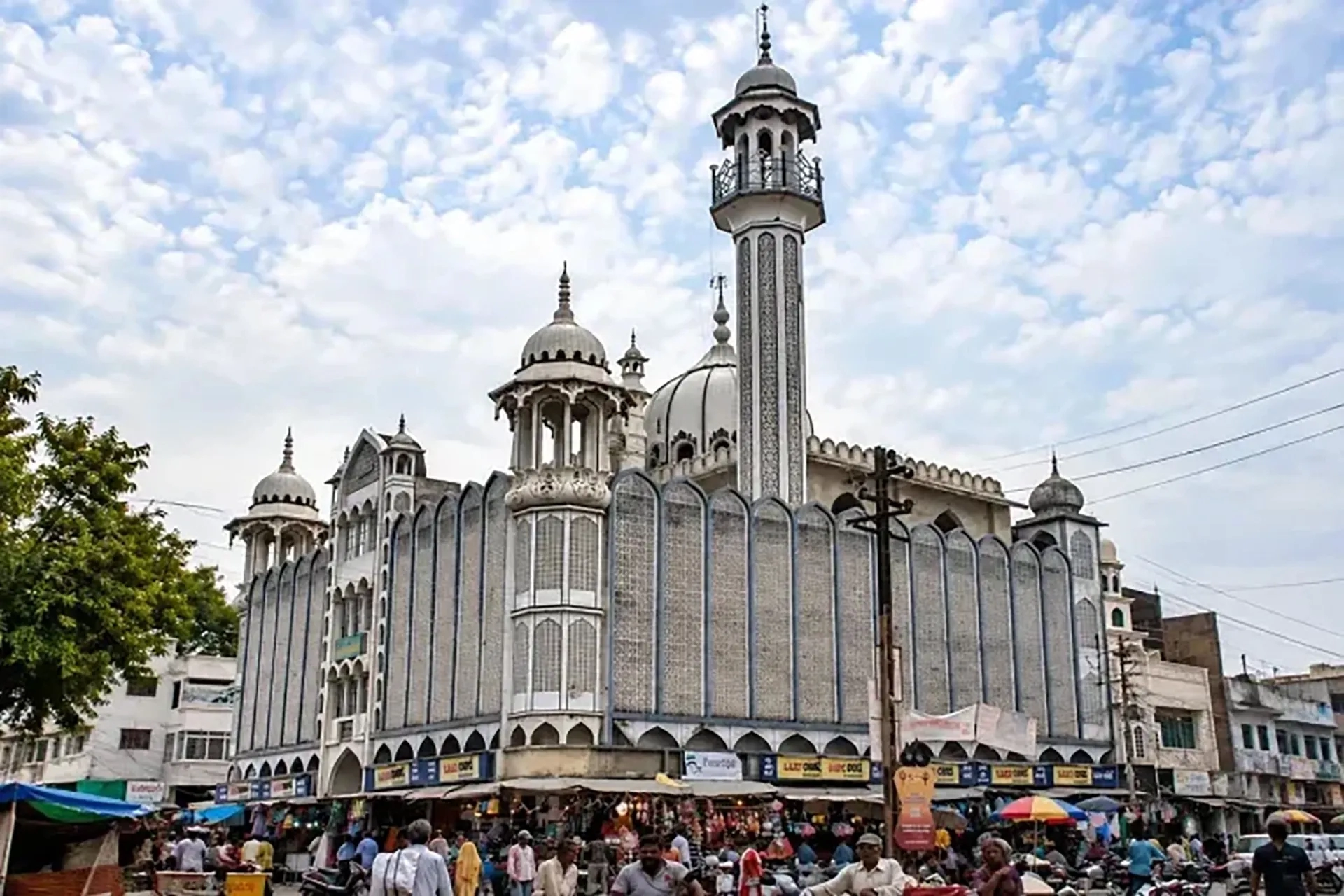 Hindistan'da tarihi cami krizi: Dozer girmesin diye elleriyle yıktılar!