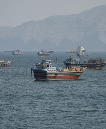 Hürmüz'de mayın savaşı: 4 tankerde patlama mı oldu?
