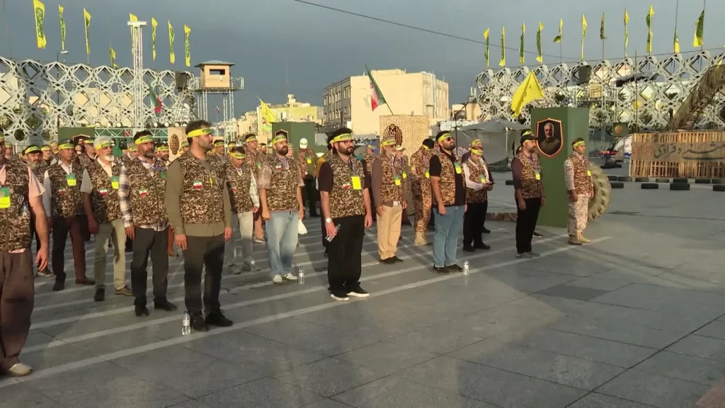 İran'da halk savaşa hazırlanıyor: Kadınlar dahil milyonlara silah eğitimi!