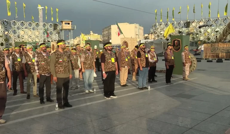 İran'da halk savaşa hazırlanıyor: Kadınlar dahil milyonlara silah eğitimi!
