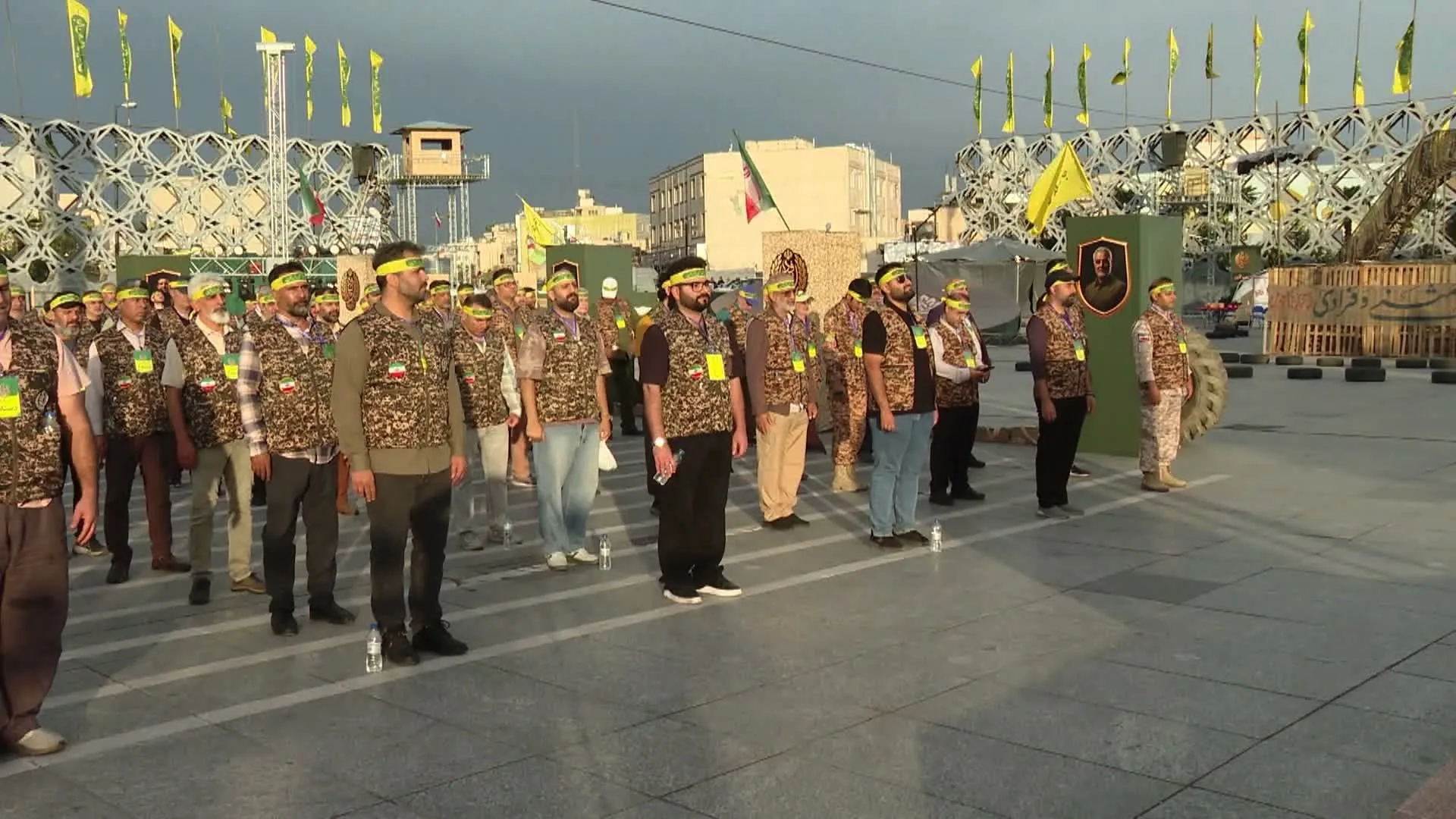 İran'da halk savaşa hazırlanıyor: Kadınlar dahil milyonlara silah eğitimi!