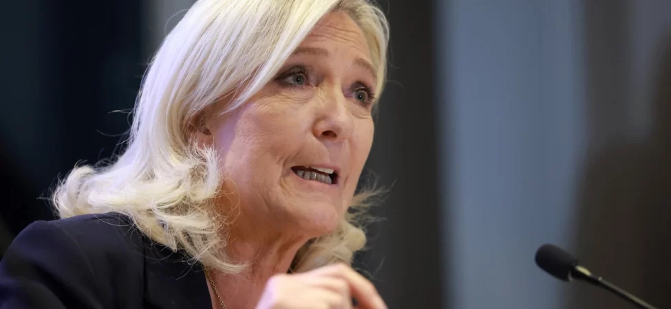 Le Pen'den başörtüsü için referandum vaadi: Sokaklara kadar yasaklanacak!