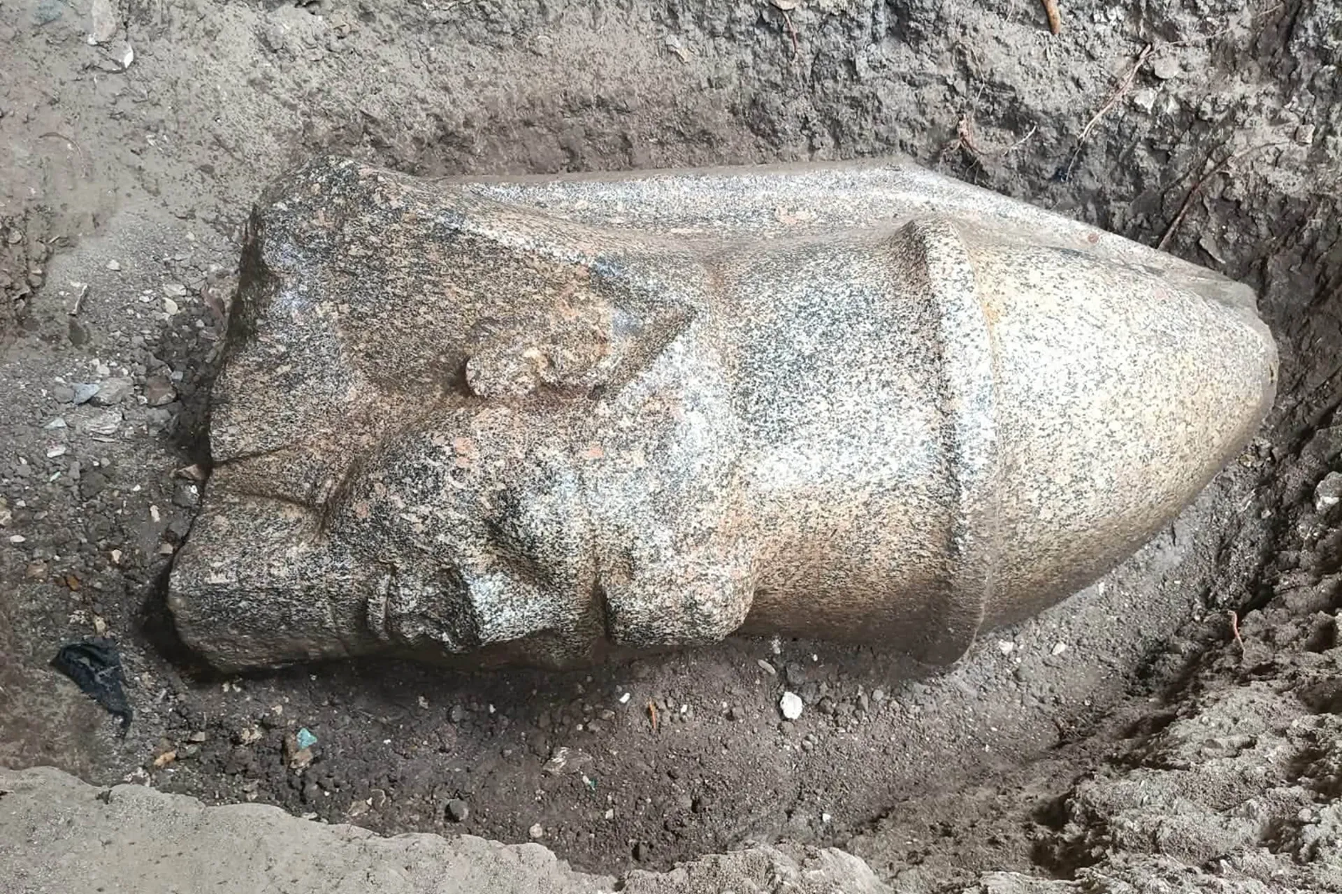 Mısır'da köylünün tarlasından çıktı: II. Ramses'in dev heykelleri bulundu