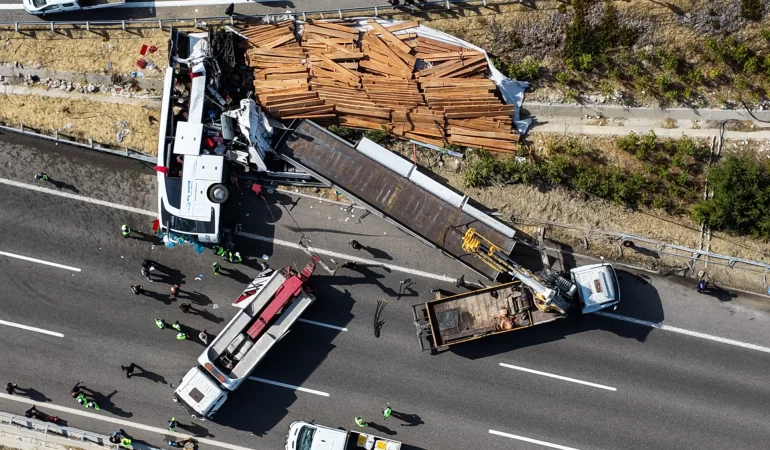 Otoyolda feci kaza: Yolcu otobüsü devrildi, 11 kişi öldü