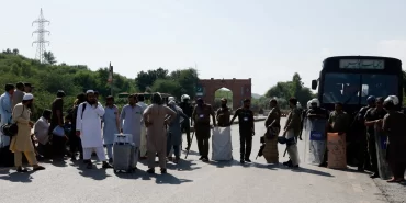 Pakistan'da başkent kilitlendi: Hükümet ve muhalefet masada