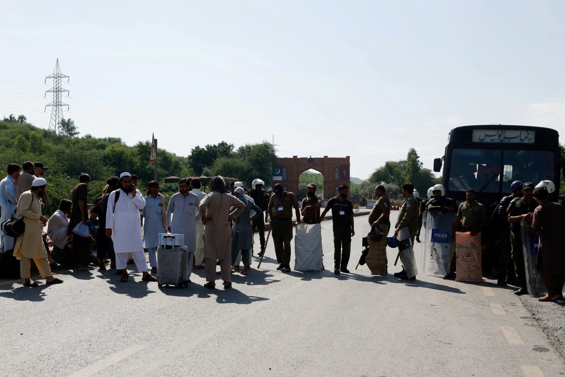 Pakistan'da başkent kilitlendi: Hükümet ve muhalefet masada