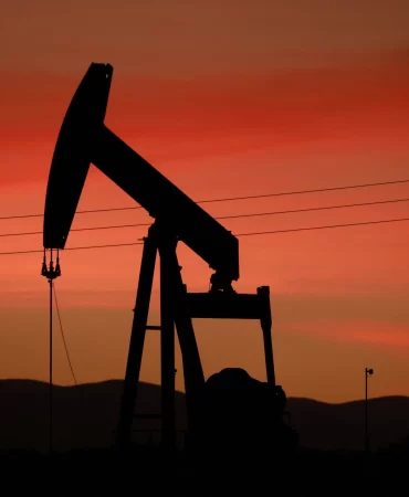 Petrol fiyatlarında sert tırmanış: Brent mayıstan bu yana ilk