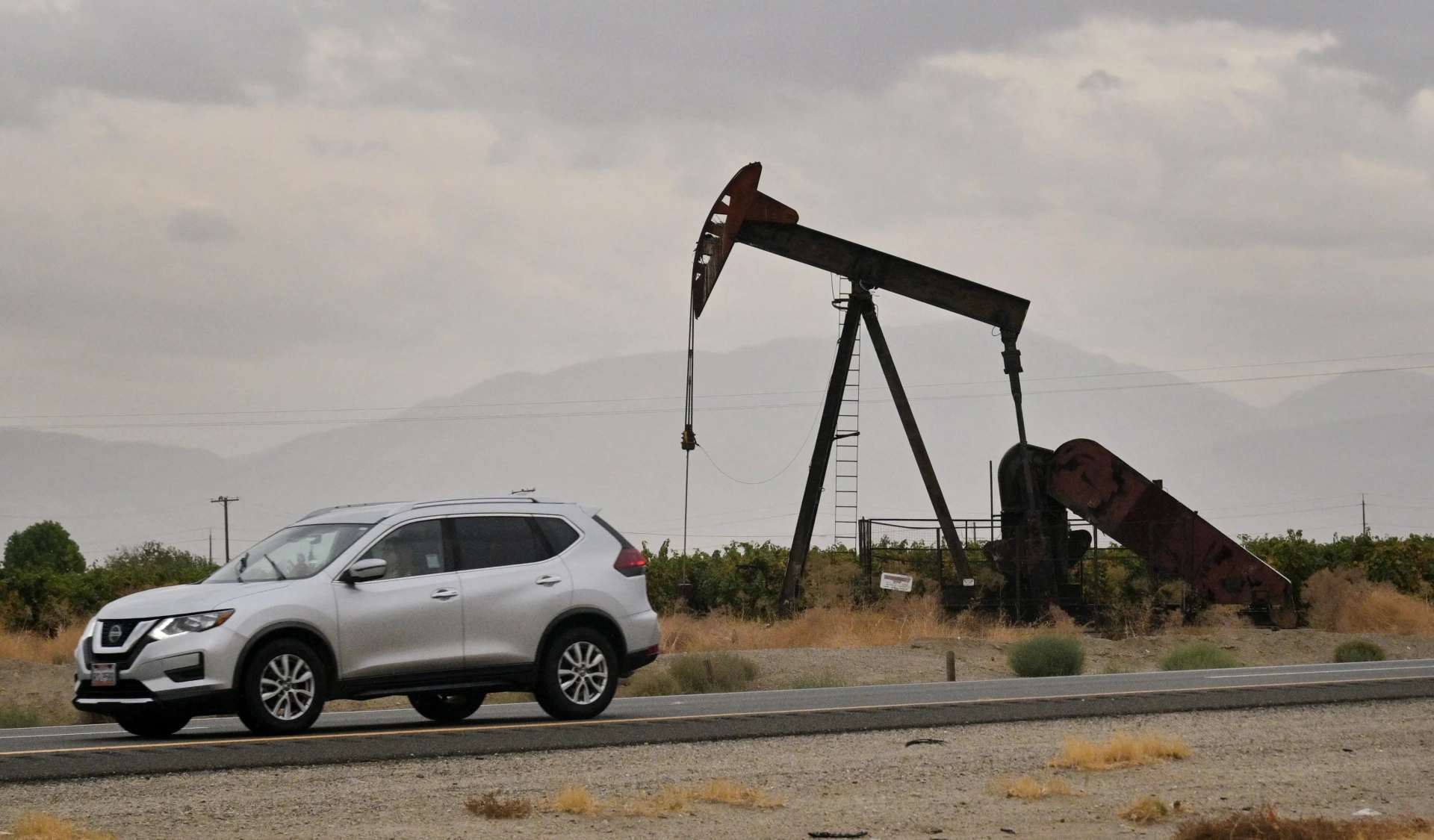 Piyasalarda savaş sarsıntısı: Petrol uçtu, altın geriledi!