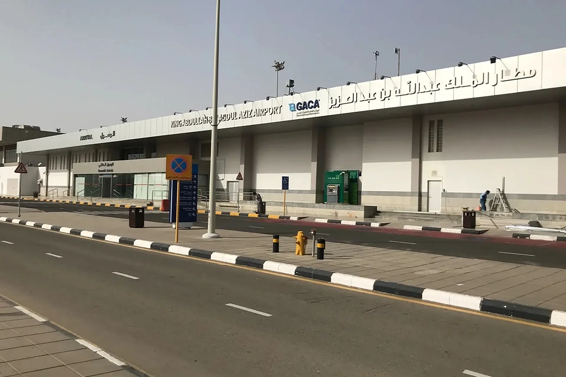 Suudi Arabistan'da iki havalimanına saldırı: Yaralılar var