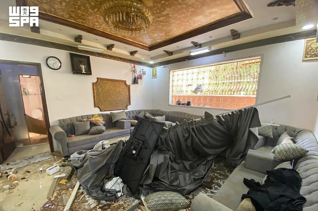 Suudi Arabistan'da yerleşim yerine füze düştü: Yaralılar var