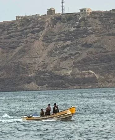 Yemen açıklarında silah sevkiyatı vuruldu: Husilere uyarı