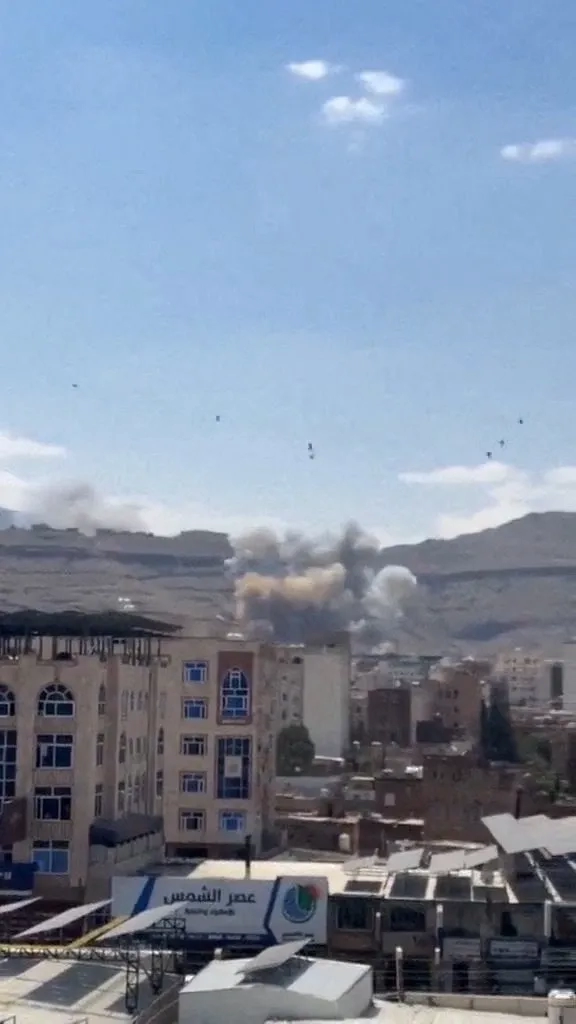 Yemen'de hükümet güçlerinden Sana ve Saada'ya yoğun hava harekatı